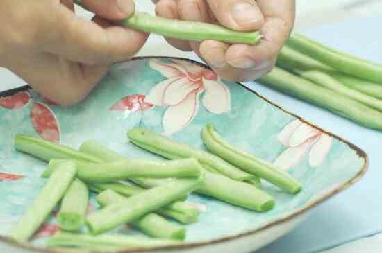 豆角怎么做好吃(干煸豆角的做法准备食材)