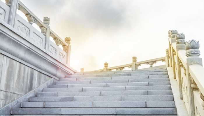 梦见爬楼梯很艰难爬不上去