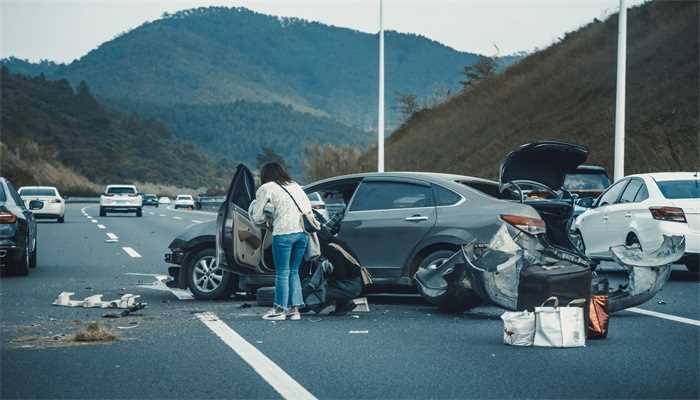 梦见别人开车撞死人什么意思(梦见别人开车撞死人的意思)