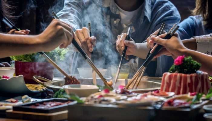 女人梦见过生日请客吃饭