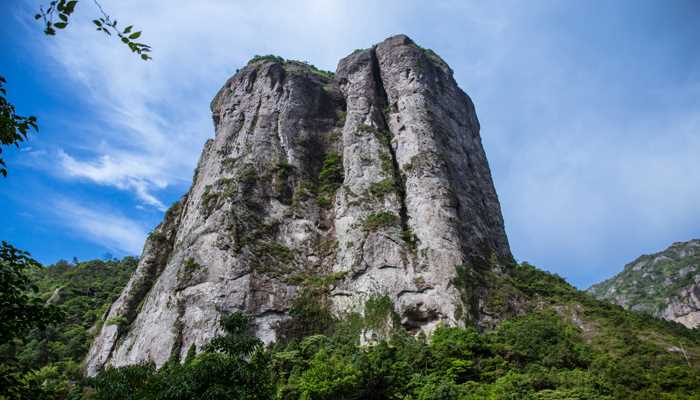 女人梦见石头滚下山