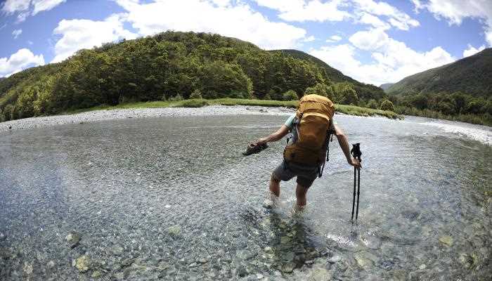 梦见趟水走路水很深(梦见在水里走水很深意味着人品德方面的污浊)