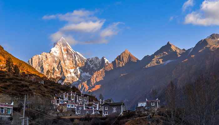 四姑娘山在哪里(四姑娘山的海拔怎么样)