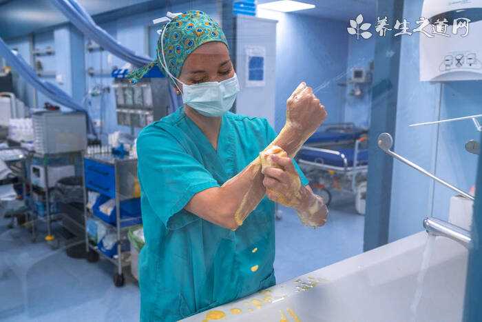 两车追尾钢筋插进后车车头_京港澳高速车祸(京港澳高速事故)